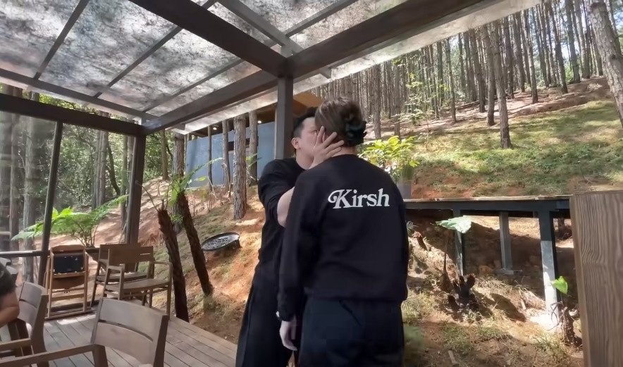 Rảnh rỗi, cả hai dành thời gian đi du lịch để "hâm nóng" tình cảm.