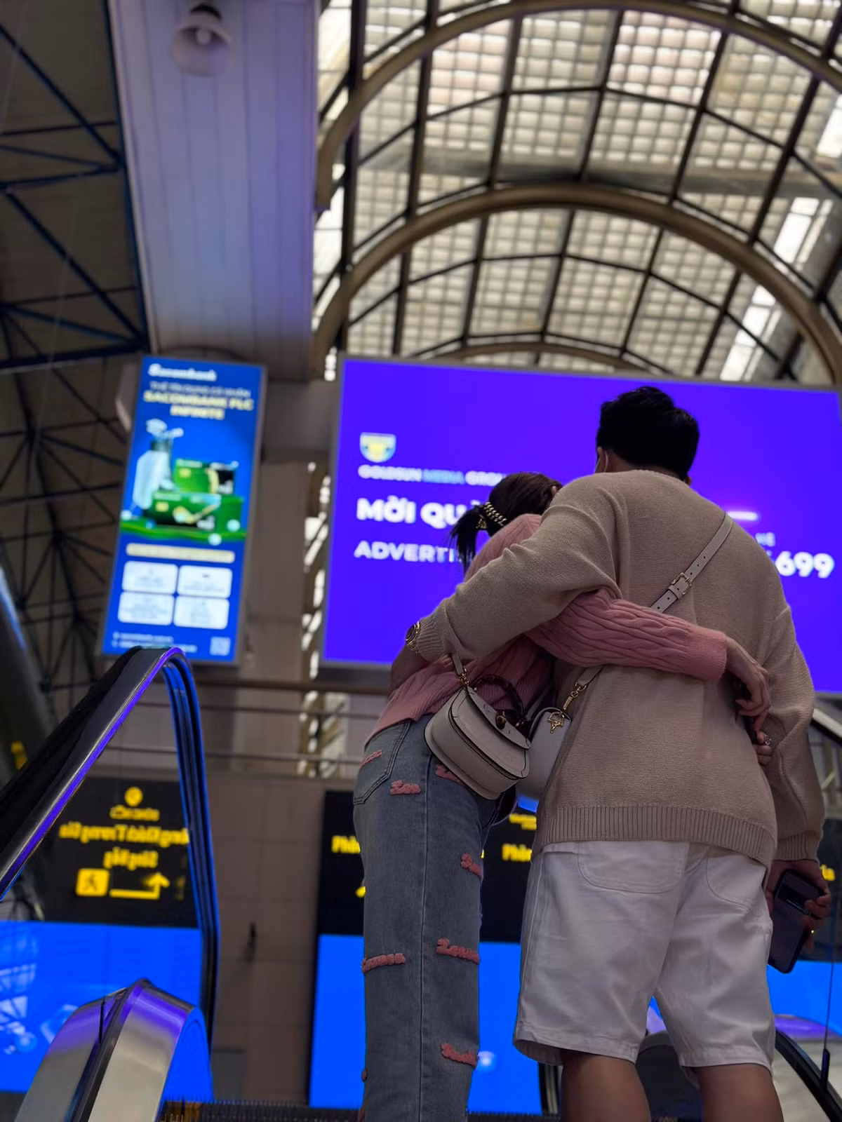 Dòng tương tác qua lại "tình bể bình" giữa Trấn Thành và Hari Won tiết lộ hôn nhân của cả hai vẫn êm ấm sau nghi vấn rạn nứt hôn nhân hay bị đồn có hợp đồng hôn nhân.