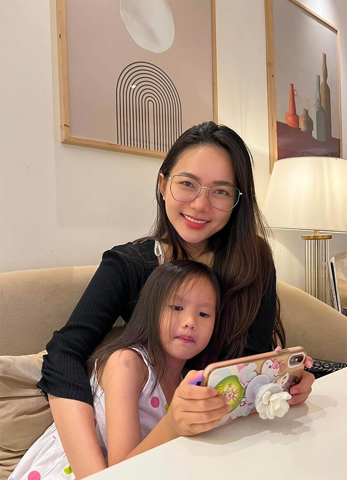 Phan Như Thảo sinh năm 1988 tại Cà Mau, lọt vào Top 10 Hoa hậu Thế giới người Việt 2007, đoạt danh hiệu Người mẫu triển vọng 2008. Năm 2013, cô tham gia Asia’s Next Top Model mùa thứ hai.