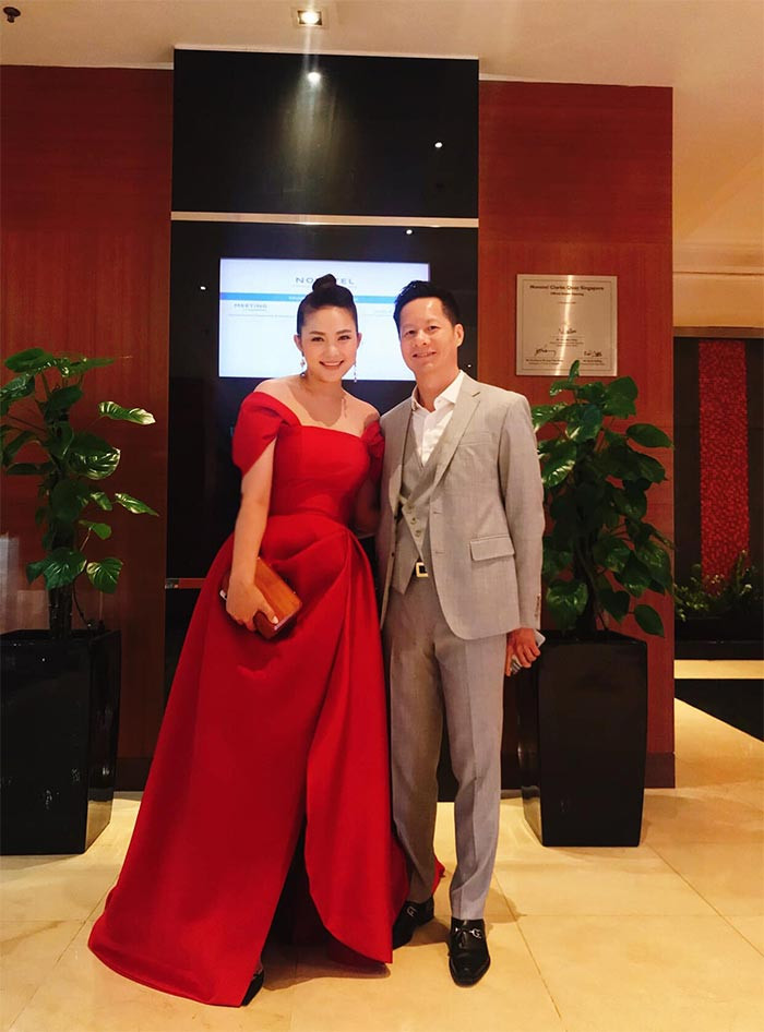 "Đồ ăn, nước để sẵn, chồng còn đút cho mình, không cho tự cầm luôn. Con sinh ra, chồng mình là người nuôi nấng, chăm sóc bé là chính. Nhiều lúc mình ngủ quên không biết gì luôn", Phan Như Thảo kể.