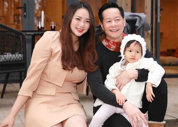 "Ở nhà, tôi chẳng phải làm gì, chỉ ngồi rồi chồng bê đồ ăn, nước uống tới tận bàn", người mẫu sinh năm 1988 chia sẻ.