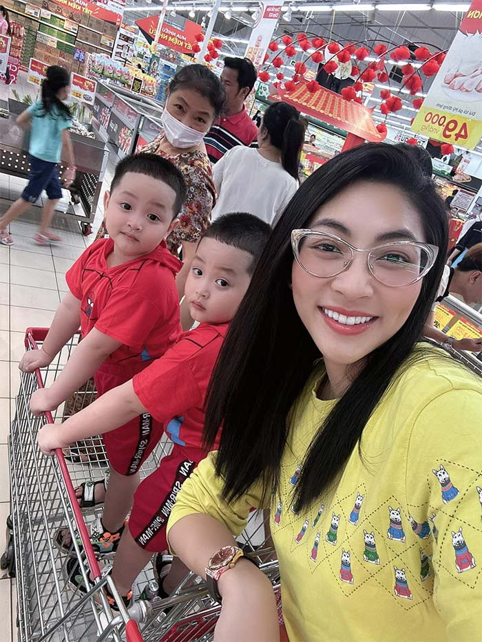 Hiện tại, cô đã sắp xếp ổn thỏa cuộc sống cho hai con trai sinh đôi tại Lâm Đồng, chính thức trở lại hoạt động giải trí và nhan sắc thì ngày càng thăng hạng.