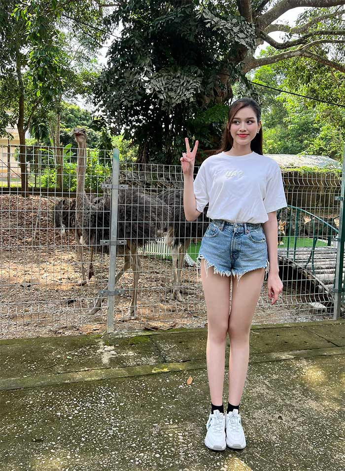 Người đẹp sinh năm 2001 cực kỳ tự tin với đôi chân dài thẳng tắp nên thường chọn những trang phục để khoe ra "báu vật" này.