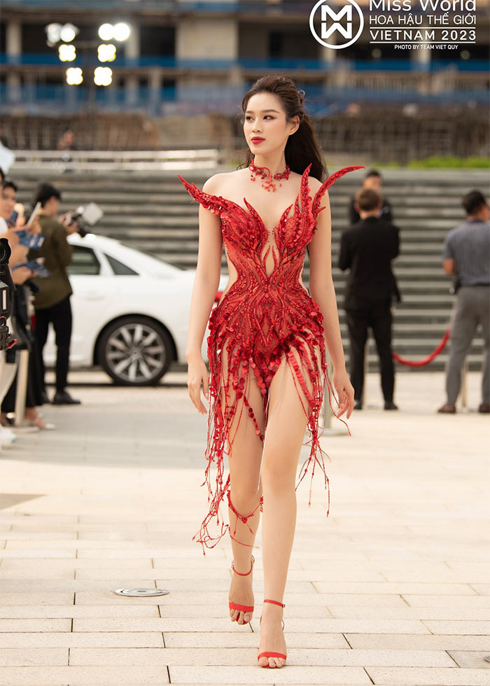 Khi làm mẫu, người đẹp 22 tuổi luôn được các nhà tạo mẫu cho mặc những trang phục để tôn đôi chân nhất có thể.