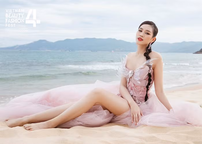 Sau 3 năm đăng quang Hoa hậu Việt Nam, nhan sắc, kỹ năng trình diễn catwalk của Đỗ Thị Hà thăng hạng thấy rõ.