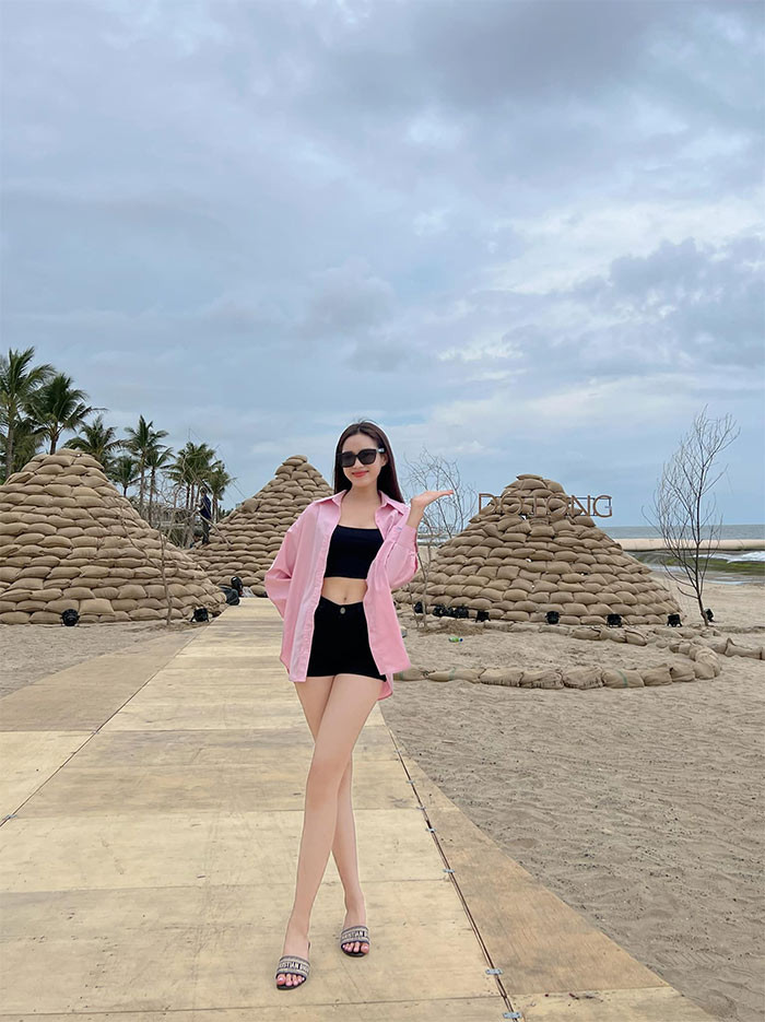 Đôi chân thon dài, nuột nà giúp cho nhan sắc của Đỗ Thị Hà ngày càng được đánh giá cao.