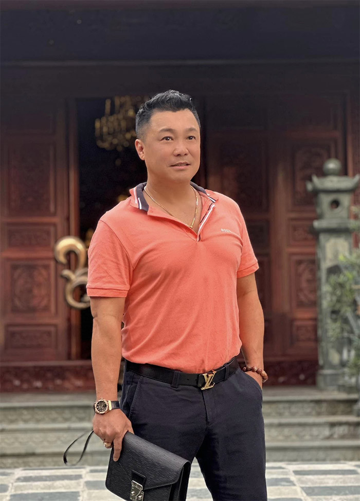 Anh từng có mối tình sâu đậm với nữ ca sĩ kiêm diễn viên Y Phụng khi cả hai đang là ngôi sao phim ảnh của những năm 90.