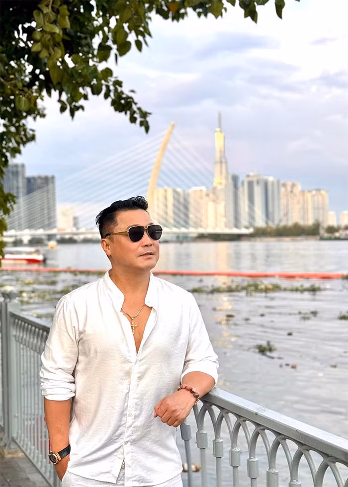 Lý Hùng được mệnh danh là tài tử màn bạc, ông hoàng phòng vé thập niên 90. Anh là nam diễn viên từng lập kỷ lục đóng nhiều vai chính nhất phim Việt Nam.