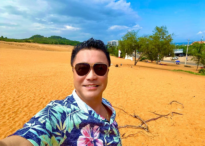 Thời hoàng kim, Lý Hùng từng "gây sốc" với mức cát-sê có khi lên đến 60 cây vàng. Vài năm trở lại đây Lý Hùng tập trung cho sự nghiệp ca hát và xuất hiện nhiều trên sân khấu ca nhạc.