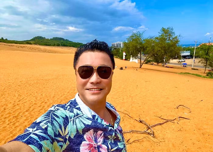 Thời hoàng kim, Lý Hùng từng "gây sốc" với mức cát-sê có khi lên đến 60 cây vàng. Vài năm trở lại đây Lý Hùng tập trung cho sự nghiệp ca hát và xuất hiện nhiều trên sân khấu ca nhạc.