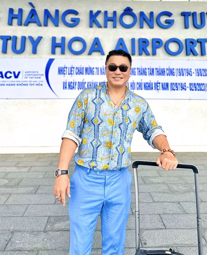 Style ăn mặc cũng giúp Lý Hùng trẻ hơn nhiều so với tuổi.