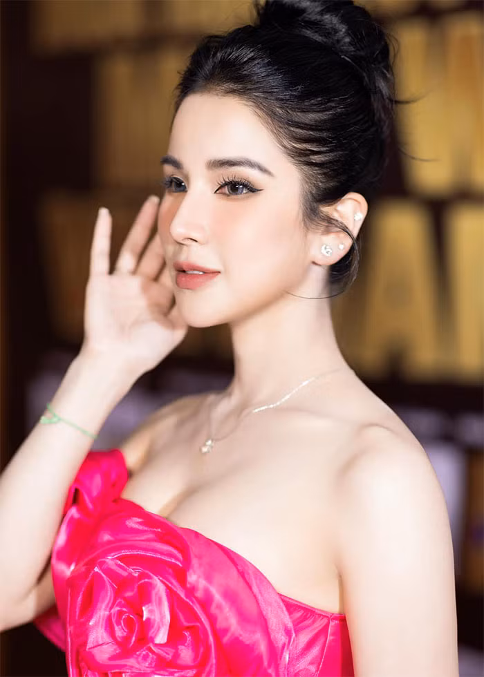 Nhan sắc của người đẹp sinh năm 1989 ngày càng thăng hạng, từ khuôn mặt tới sắc vóc đều đẹp lên thấy rõ.