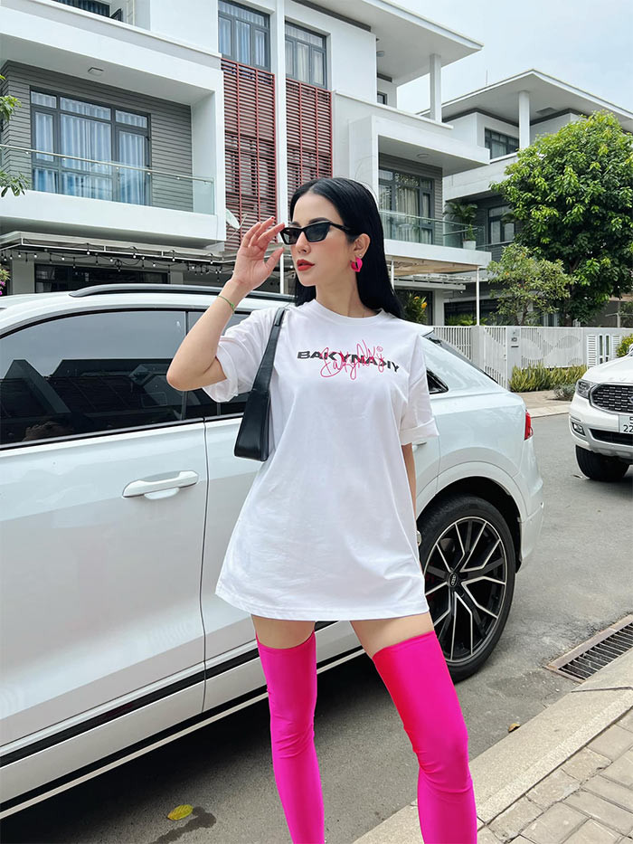 Đáp lại tin đồn, Diệp Lâm Anh cho biết nhan sắc của cô ngày hôm nay là nhờ "dậy thì thành công" và có can thiệp chút xíu chứ không "đập mặt đi xây lại" như nhiều người nghĩ.