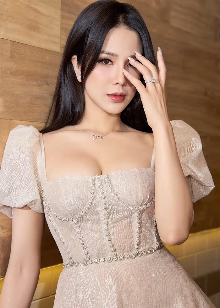 Hiện tại, người mẫu Diệp Lâm Anh vừa phát triển hai thương hiệu thời trang cá nhân vừa livestream bán hàng online, nhờ đó cô có thu nhập tốt và ổn định để nuôi con.