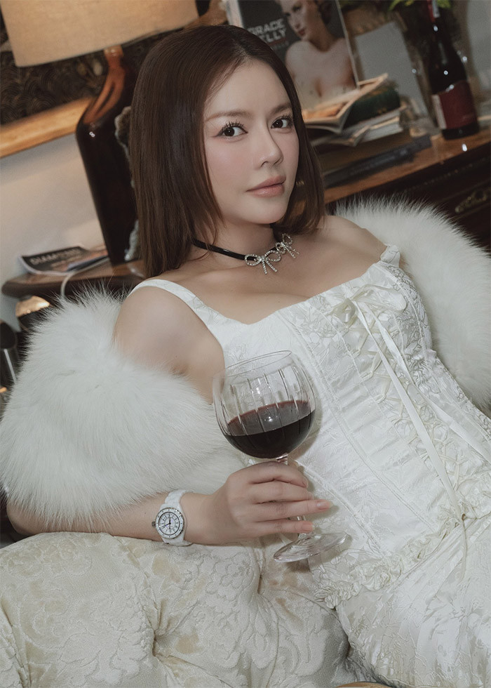 Không chỉ đẹp, nữ diễn viên còn có cuộc sống như bà hoàng với khối tài sản ước tính hàng trăm tỷ đồng gồm nhiều bất động sản, siêu xe, du thuyền...