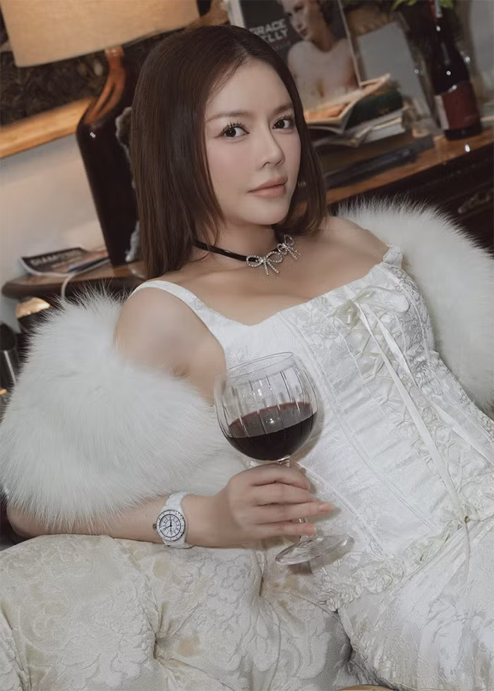 Không chỉ đẹp, nữ diễn viên còn có cuộc sống như bà hoàng với khối tài sản ước tính hàng trăm tỷ đồng gồm nhiều bất động sản, siêu xe, du thuyền...