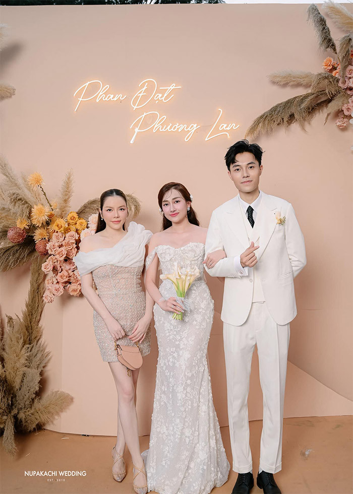 Tối 20/11, Lý Nhã Kỳ bắt được hoa trong đám cưới của diễn viên Phương Lan và bạn trai Phan Đạt tại TPHCM. Nữ diễn viên cho biết, cô mong bắt được hoa để "xin vía" sớm lấy chồng, có người yêu thương như đàn em.