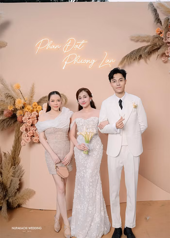 Tối 20/11, Lý Nhã Kỳ bắt được hoa trong đám cưới của diễn viên Phương Lan và bạn trai Phan Đạt tại TPHCM. Nữ diễn viên cho biết, cô mong bắt được hoa để "xin vía" sớm lấy chồng, có người yêu thương như đàn em.