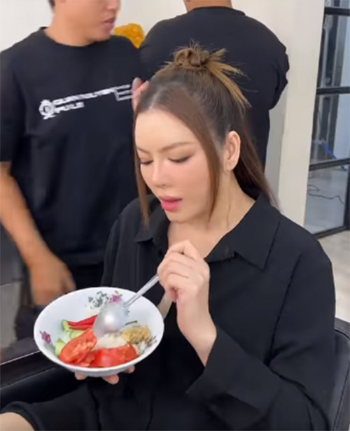 Nữ diễn viên "Gió nghịch mùa" tranh thủ ăn cơm trong khi trang điểm chuẩn bị cho buổi lễ Tiktok Awards Vietnam.