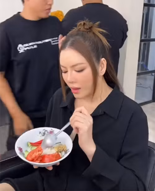 Nữ diễn viên "Gió nghịch mùa" tranh thủ ăn cơm trong khi trang điểm chuẩn bị cho buổi lễ Tiktok Awards Vietnam.