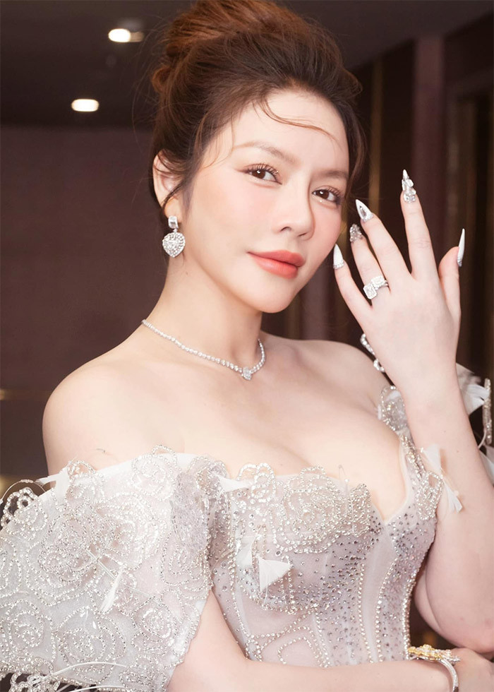 Năm 2019, Lý Nhã Kỳ thông báo cô và bạn trai chia tay sau 9 năm hẹn hò. Đây cũng là lần đầu tiên cô thừa nhận có bạn trai.