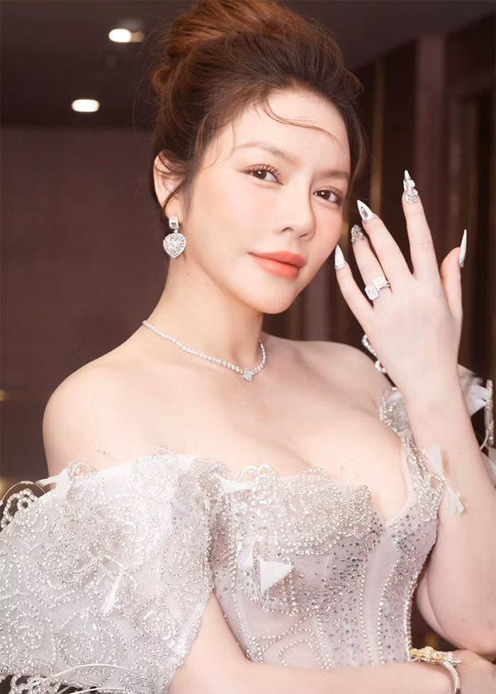 Năm 2019, Lý Nhã Kỳ thông báo cô và bạn trai chia tay sau 9 năm hẹn hò. Đây cũng là lần đầu tiên cô thừa nhận có bạn trai.