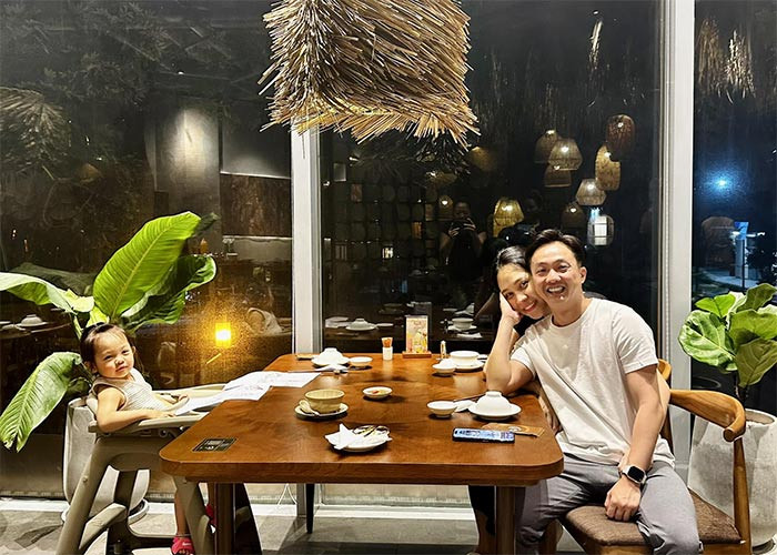 Sinh con trai hơn nửa tháng, Đàm Thu Trang đã cùng chồng con ra ngoài đi ăn.