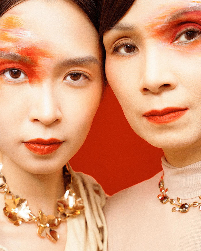 Vợ và con gái Xuân Hinh chọn kiểu trang điểm ấn tượng để chụp bộ ảnh gia đình.