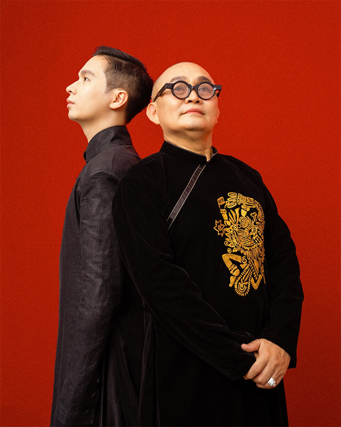 Trong ảnh, Xuân Hinh mặc bộ áo dài đen truyền thống, còn vợ và các con anh rất phá cách với kiểu trang điểm ấn tượng.