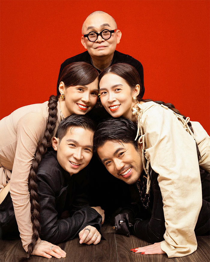 Nghệ sĩ Xuân Hinh vừa khoe loạt ảnh anh chụp cùng vợ, con trai, con gái và con rể.