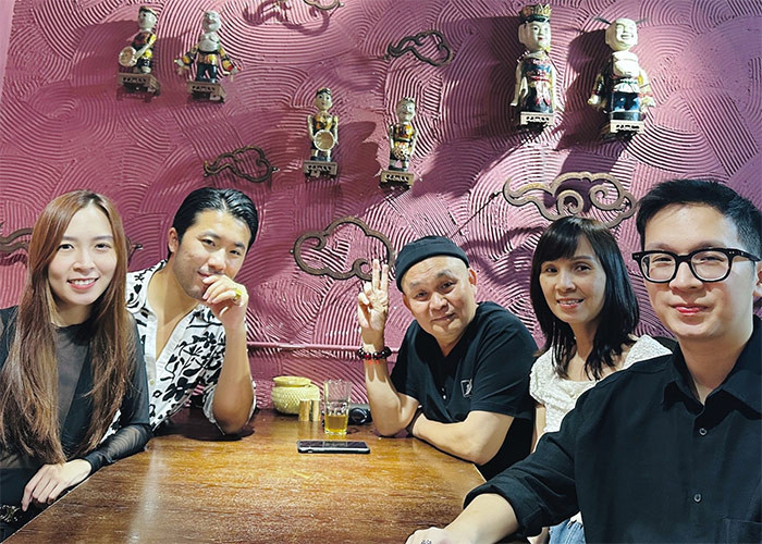 Con trai út của Xuân Hinh tên Xuân Quang, hiện đang học ngành Quan hệ Quốc tế ở Pháp.