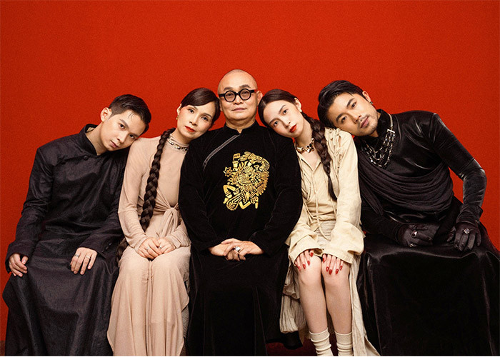 "Vu Lan năm nay, gia đình Xuân Hinh quyết định thực hiện một bộ ảnh, vừa là để lưu giữ kỷ niệm vừa cho các con thoả mãn đam mê sáng tạo với thời trang, nghệ thuật", Xuân Hinh viết trên trang cá nhân.