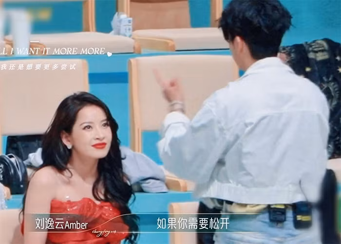 Trong chương trình "Tỷ tỷ đạp gió rẽ sóng 2023", Amber có mối quan hệ vô cùng thân thiết với Chi Pu. (Ảnh: xbei)