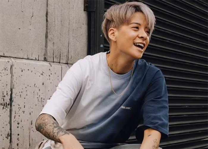 Ngoài ca hát, Amber còn thường xuyên chia sẻ các hoạt động của mình trên YouTube. Kênh của cô hiện có hơn 1 triệu người đăng ký. Sở thích của Amber là chơi bóng rổ và tập võ taekwondo. (Ảnh: SCMP)