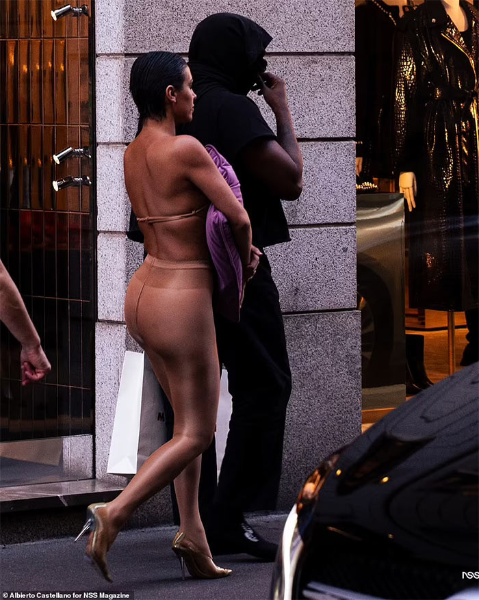 Kanye West nổi tiếng là người có style dị biệt và những người phụ nữ từng gần gũi với anh luôn bị anh tác động chuyện ăn mặc. Hầu hết những người mà Kanye quan hệ trong nhiều năm qua đều đã có thay đổi lớn về phong cách sau khi họ bắt đầu hẹn hò với nam rapper - bao gồm Kim Kardashian, Julia Fox và bây giờ là Bianca. (Ảnh: NSS Magazine)