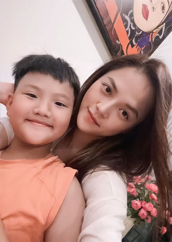 "Luật hấp dẫn là có thật chúng mình ạ! Khi anh Be kiên trì gửi tín hiệu muốn có em lên vũ trụ thì đến một ngày vô cùng đẹp trời, vũ trụ đã trả lời Be đầy ngọt ngào. Thật tuyệt! Chào mừng em bé bỏng đã đến gia đình mình! Chúc Be của mẹ sẽ là một người anh thật ngầu! Cả nhà yêu các con!", Thu Quỳnh chia sẻ trên trang cá nhân. (Ảnh: FBNV)