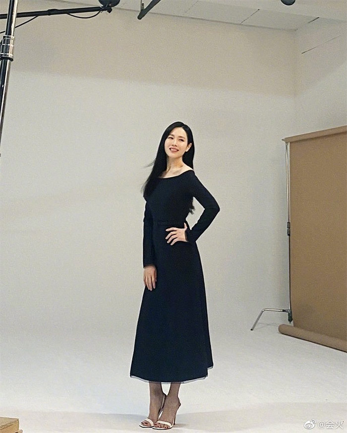 "Chào mọi người, đã lâu không gặp. Các bạn có khỏe không? Đã lâu rồi tôi mới quay phim. Địa điểm quay quảng cáo thú vị và vui vẻ", Son Ye Jin viết.