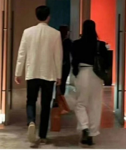 Trước đó, hai vợ chồng Son Ye Jin và Hyun Bin đã cùng đưa con trai đi du lịch Nhật Bản, kỷ niệm một năm ngày cưới.