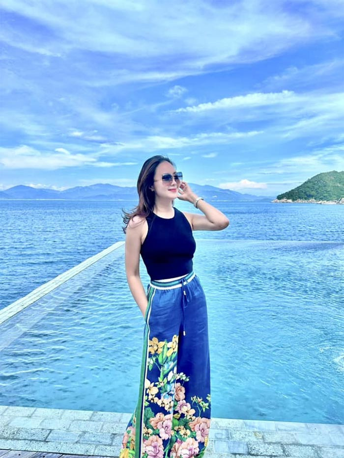 Hồng Diễm trẻ trung như cô gái đôi mươi khi diện quần jeans ống suông in hoa văn kết hợp với áo crop top.