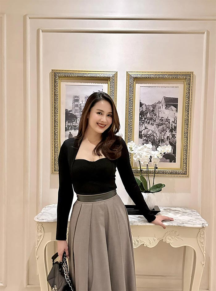 Đi chơi với bạn bè, gia đình hay đi sự kiện... Hồng Diễm luôn chọn cho mình phong cách thanh lịch.