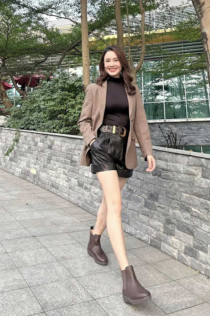 Sở hữu đôi chân thon dài nên Hồng Diễm rất thích mặc những trang phục có thể khoe lợi thế cơ thể.