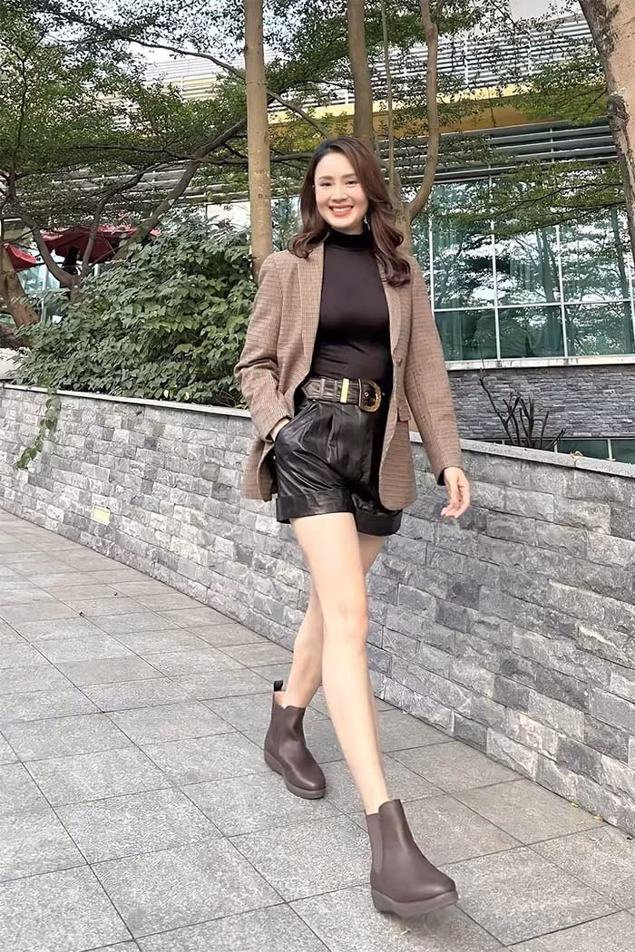 Sở hữu đôi chân thon dài nên Hồng Diễm rất thích mặc những trang phục có thể khoe lợi thế cơ thể.