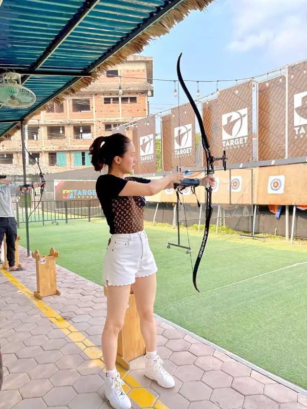 Hồng Diễm khỏe khoắn, trẻ trung trong trang phục quần short, áo phông, giày thể thao khi chơi thể thao.