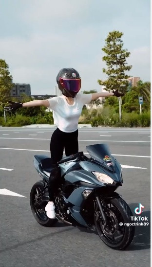 Tai nạn của Ngọc Trinh được xem "bài học nhớ đời" của cô sau màn thích thể hiện với moto phân khối lớn. Trước đó không lâu, người đẹp gây phẫn nộ với clip tạo dáng nguy hiểm khi đang điều khiển moto. Ảnh cắt clip TikTok Ngoctrinh89.