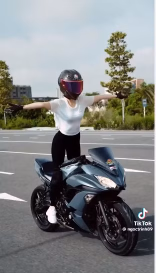 Tai nạn của Ngọc Trinh được xem "bài học nhớ đời" của cô sau màn thích thể hiện với moto phân khối lớn. Trước đó không lâu, người đẹp gây phẫn nộ với clip tạo dáng nguy hiểm khi đang điều khiển moto. Ảnh cắt clip TikTok Ngoctrinh89.