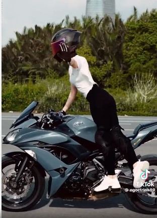 Vừa "làm xiếc" vừa lái xe với tốc độ cao khiến Ngọc Trinh nhận khá nhiều "gạch đá".