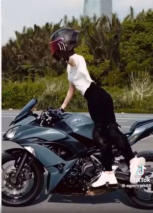 Vừa "làm xiếc" vừa lái xe với tốc độ cao khiến Ngọc Trinh nhận khá nhiều "gạch đá".