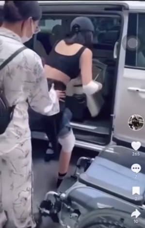 Trong đoạn clip, "nữ hoàng nội y" cho biết cô bị thương ở phần vai phải, đầu gối, khuỷu tay...