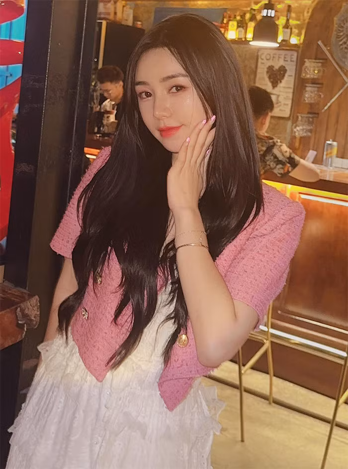 Nữ diễn viên sinh năm 1995 không chỉ thăng hạng nhan sắc mà diễn xuất cũng ngày càng tiến bộ qua hàng loạt phim truyền hình như: Nhà trọ Balanha, Hướng dương ngược nắng, Đừng bắt em phải quên, Hãy nói lời yêu, Ga-ra hạnh phúc, Đừng làm mẹ cáu...