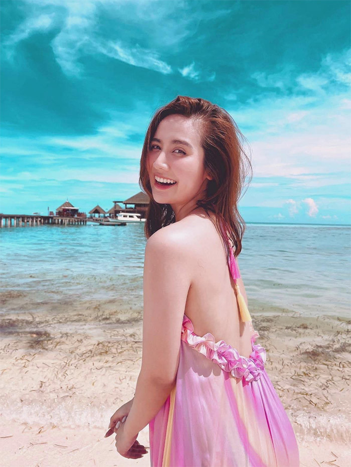 Sinh năm 1990, Huyền Lizzie vẫn tự tin vào vai nữ chính Dương, trong Chúng ta của 8 năm sau, trẻ hơn nhiều so với tuổi thật của cô.